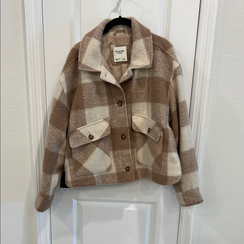 Abercrombie & Fitch Cropped Cozy Shirt Jacket -  Tan and Cream Plaid - Large